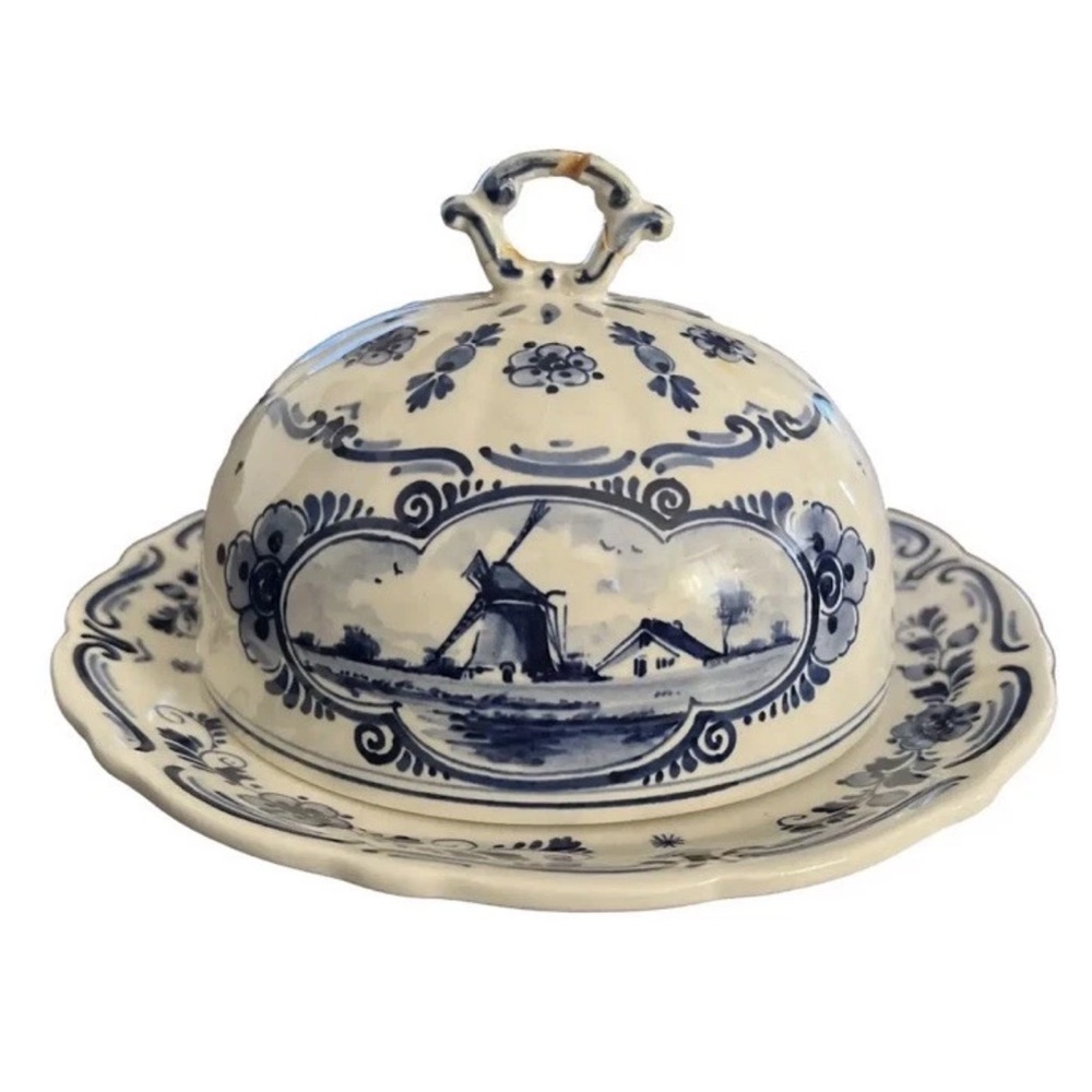 VINTAGE HAND PAINTED DELFT BLUE COVERED DOMED CHEESE DISH, SIGNED